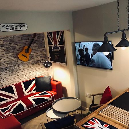 3 Double Bed Brittania Styled Central Home Near Lfc Sleeps 6 With Free Business Super Fast Fibre Broadband Liverpool Exterior photo